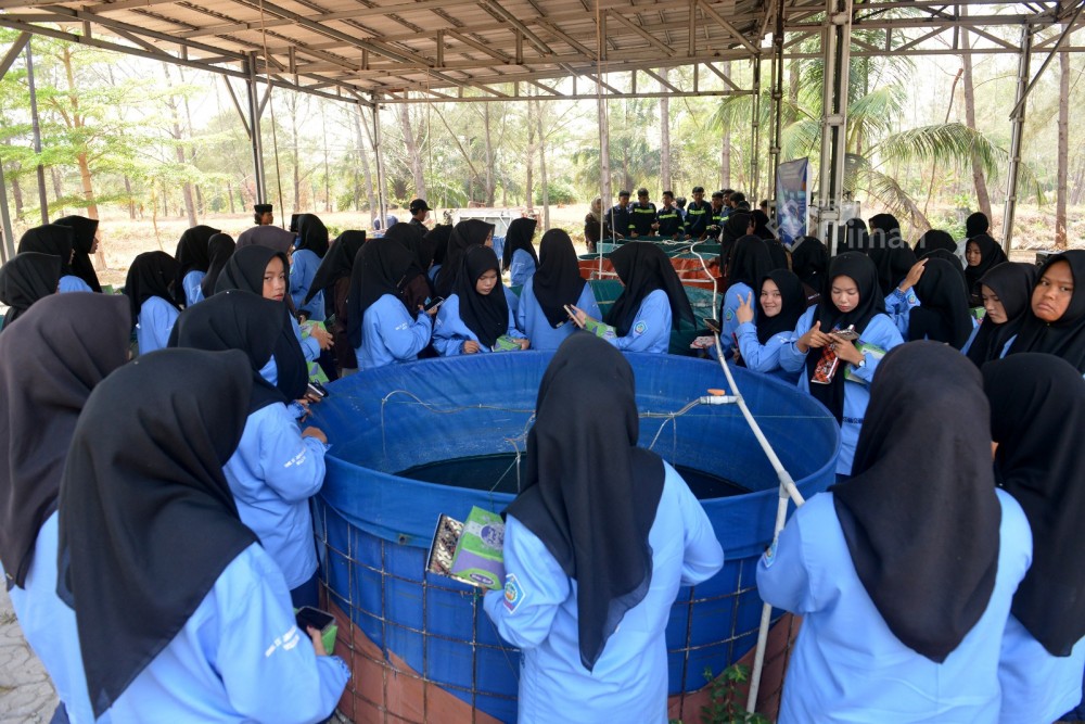 Belajar Pengelolaan Lahan Bekas Tambang, Siswa SMK IT Jamalullail Eksplorasi Kampoeng Reklamasi Air Jangkang PT TIMAH