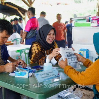 PT Timah's Healthy Car is Present at Tanjung Bunga Beach, Residents of ...